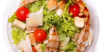 Salada de frango, bacon, alface e tomate