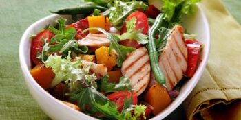 Salada de frango grelhado com alface, pepino, batata e tomate