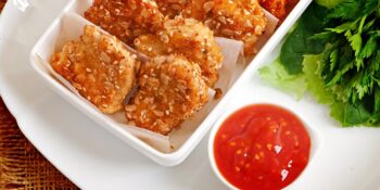Nuggets de frango com molho de pimenta-rosa