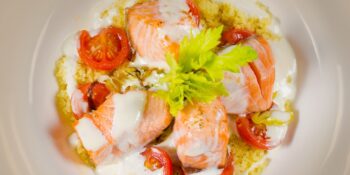Salada de salmão, couve-flor e tomate