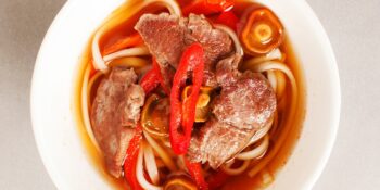 Sopa de carne com macarrão