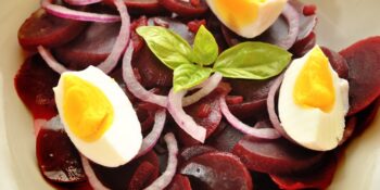 Salada de beterraba com ovo e cebola