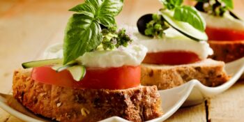 Bruschetta de tomate e queijo boursin