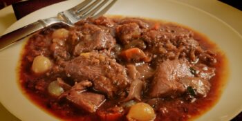 Carne assada ao vinho borgonha