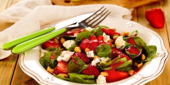 Salada de agrião, morango e queijo feta