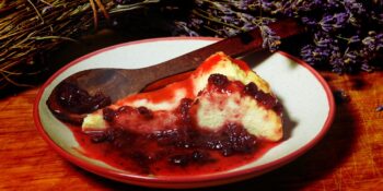 Torta de ricota com geleia de framboesa