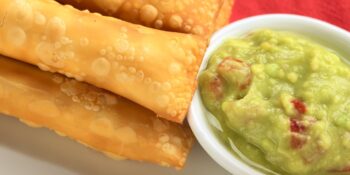 Pastel de queijo com guacamole