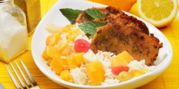 Costeletas de porco com arroz tropical