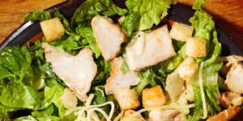salada de frango e croutons