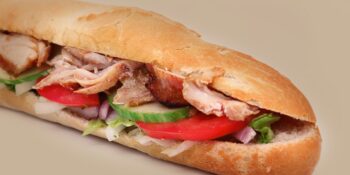 Baguete recheada com frango, alface e tomate