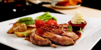 Filé de peito de pato com tomate-cereja
