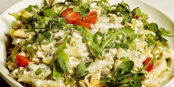 Penne com maionese e tomate cereja