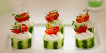 Aperitivo de pepino com queijo boursin e tomate seco