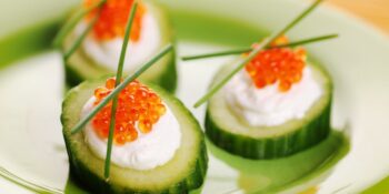Aperitivos de pepino com caviar e cream cheese