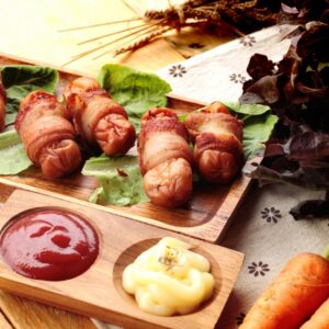 espeto de salsicha com bacon