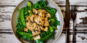 Salada de frango com espinafre e vagem de ervilha