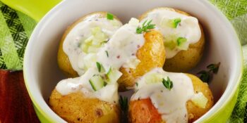 Batata assada com queijo, creme de leite e cebolinha