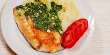 Peito de frango com molho pesto