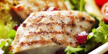 Salada de frango com rúcula e abacate