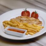 Filé de peito de frango com batatas fritas simples e fácil