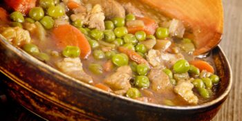 Ensopado de vitela com cenoura e ervilhas