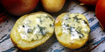 Batata assada com cream cheese, parmesão e espinafre