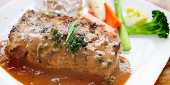 Filet mignon ao molho mostarda com ervilhas
