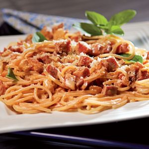 Macarrão com linguiça e molho de pimenta rosa