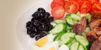 Salada de atum com tomate azeitona e pepino