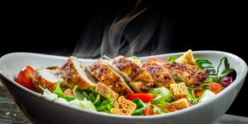 Frango grelhado com rúcula, tomate e croutons
