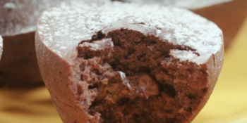 Bolinho de chuva assado com recheio de chocolate