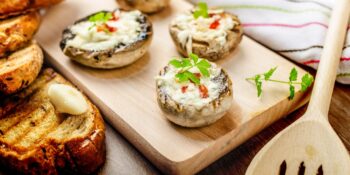 Cogumelos recheados com queijo e cebola