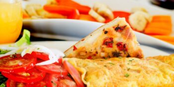 Omelete com queijo e tomate