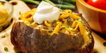 Batata assada com bacon e cheddar