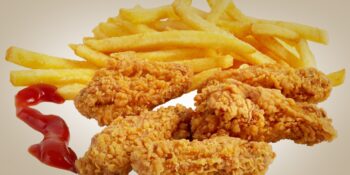 Nuggets empanados com cream craker