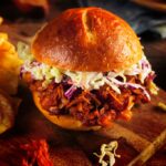 Hambúrguer de carne assada e salada: receita para os momentos a dois