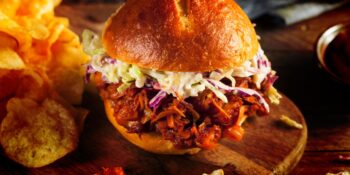 Hambúrguer de carne assada e salada