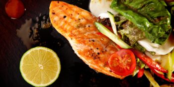 Salmão grelhado com salada