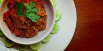 Carne ao curry vermelho