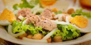 Salada de grão-de-bico com ovo e atum