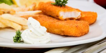 Palitos de peixe à milanesa com queijo parmesão