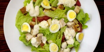 Salada de frango com bacon e croutons