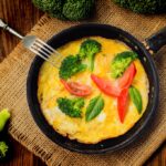 Omelete de tomate com brócolis tudo gostoso