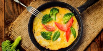 Omelete de tomate com brócolis