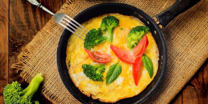 Omelete de tomate com brócolis tudo gostoso