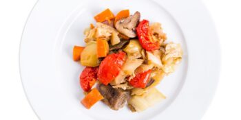 Cogumelos cozidos com batata e cenoura