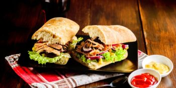 Baguete de carne de porco desfiada