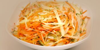 Salada de repolho, cenoura e pimentão