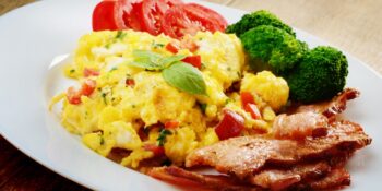 Ovos mexidos com bacon e brócolis