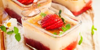 Gelatina de leite condensado com geleia vermelha